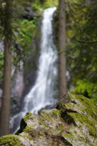 Fels mit Wasserfall im Hintergrund, Schwarzwald